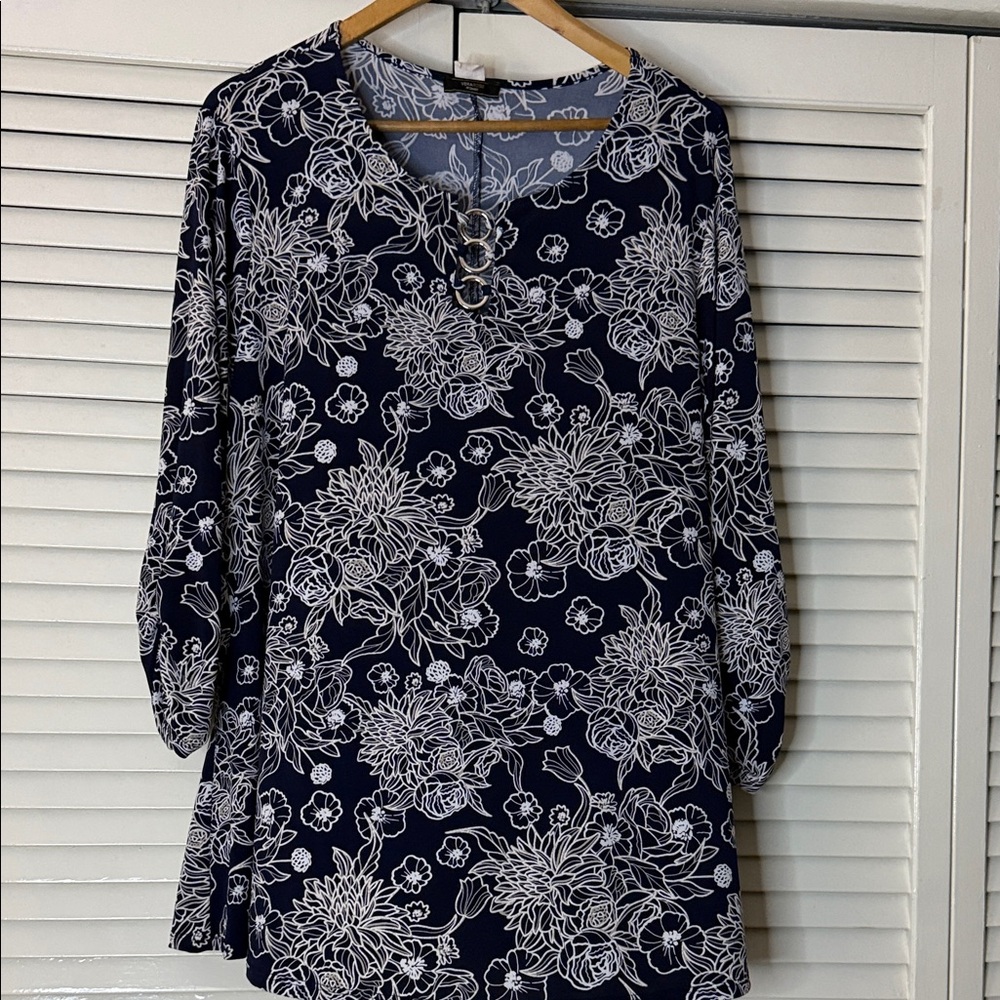 Chic Floral Women's Tunic in Navy and White